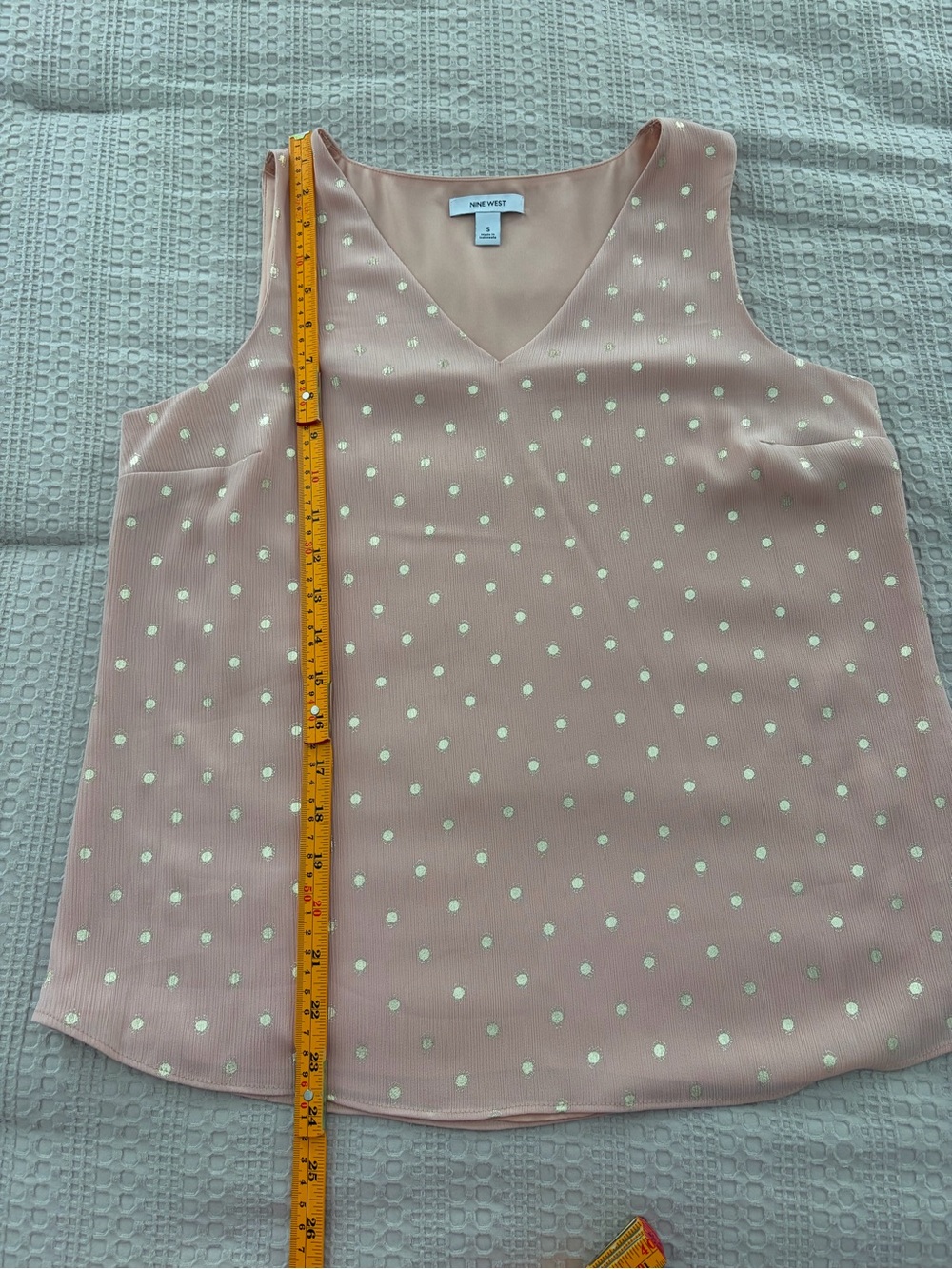 Nine West Sleeveless V-Neck Blush Pink Blouse Metallic Gold Polka Dots Sz S - Picture 7 of 8